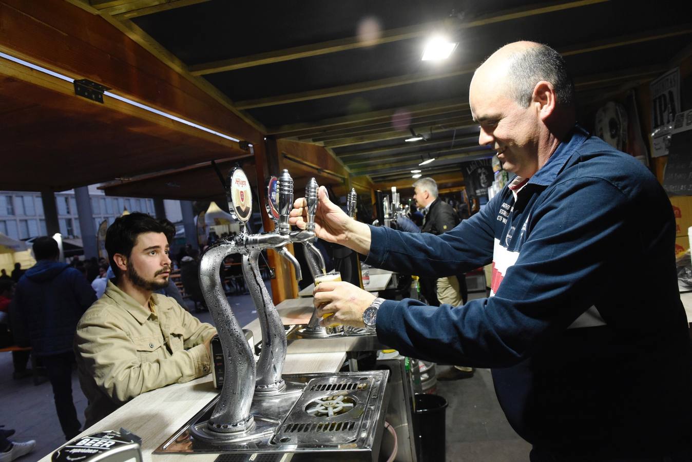 Los cerveceros pueden alcanzar su cielo particular en el Festival de la Cerveza, que celebra su segunda edición en la Plaza de la Universidad de Murcia. 