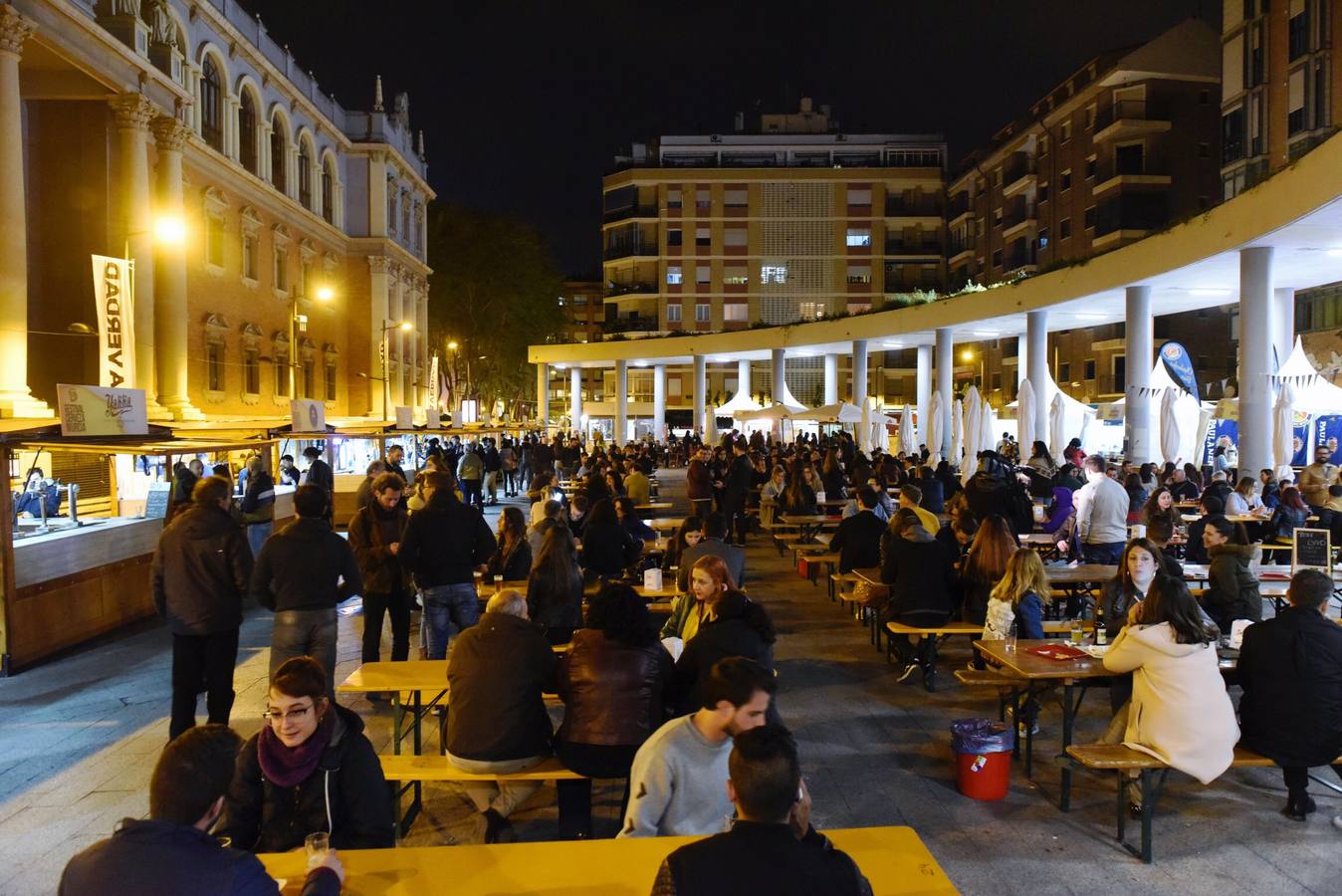 Los cerveceros pueden alcanzar su cielo particular en el Festival de la Cerveza, que celebra su segunda edición en la Plaza de la Universidad de Murcia. 