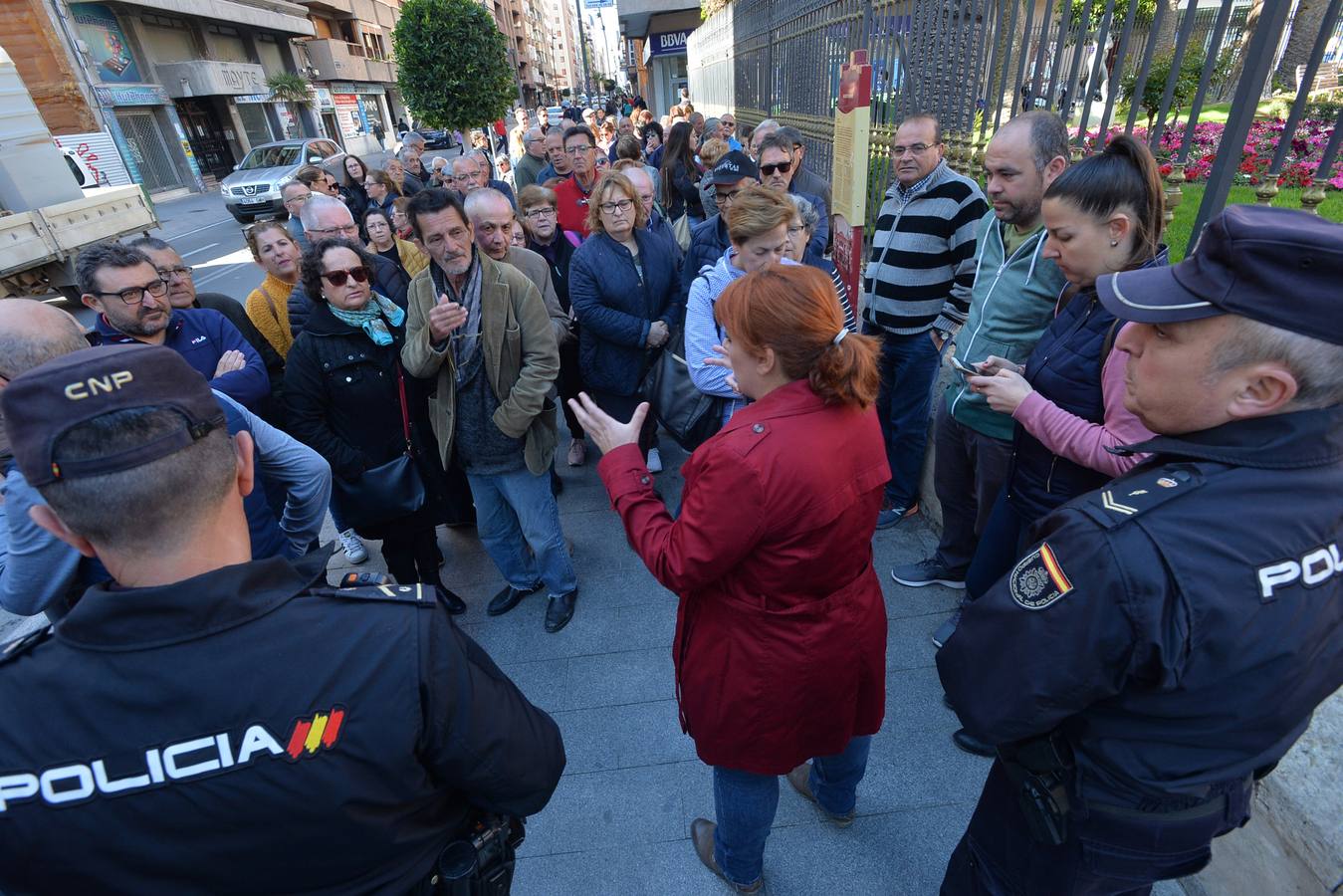 Integrantes de la Plataforma de afectados por la devolución de las ayudas de los terremotos se concentraron ayer a las puertas del palacio Huerto Ruano