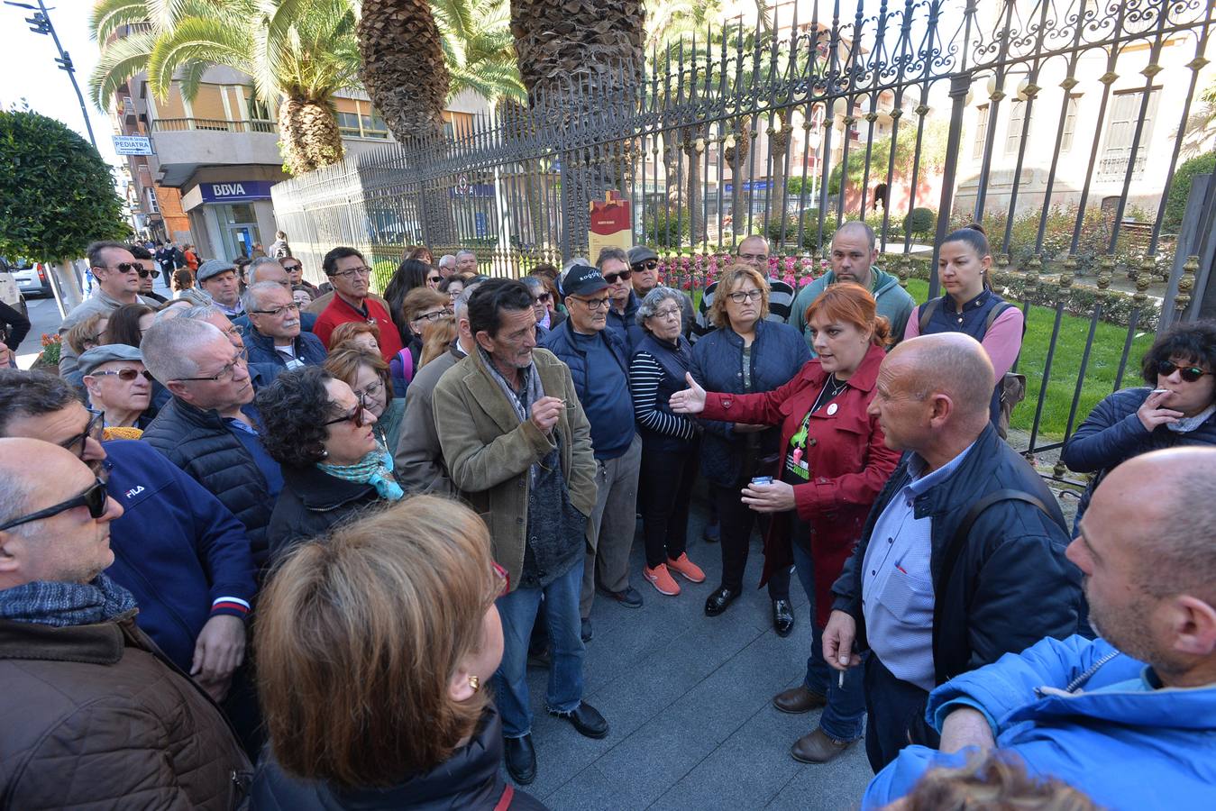 Integrantes de la Plataforma de afectados por la devolución de las ayudas de los terremotos se concentraron ayer a las puertas del palacio Huerto Ruano