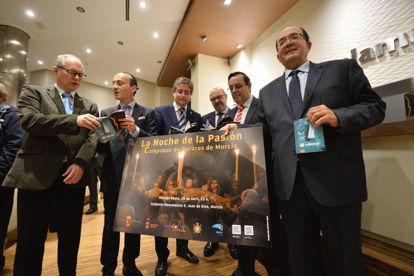 El Real y Muy Ilustre Cabildo Superior de Cofradías presentó ayer en la Sala de Cultura de Cajamar, ubicada en la plaza Romea, la revista 'El Cabildillo'