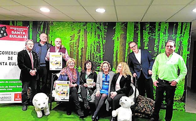 Comerciantes de Santa Eulalia y Maruja Pelegrín, tras presentar la iniciativa. 