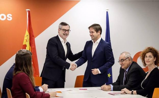 El secretario general de Ciudadanos, José Manuel Villegas, y el líder de UPYD, Cristiano Brown, este jueves en Madrid.