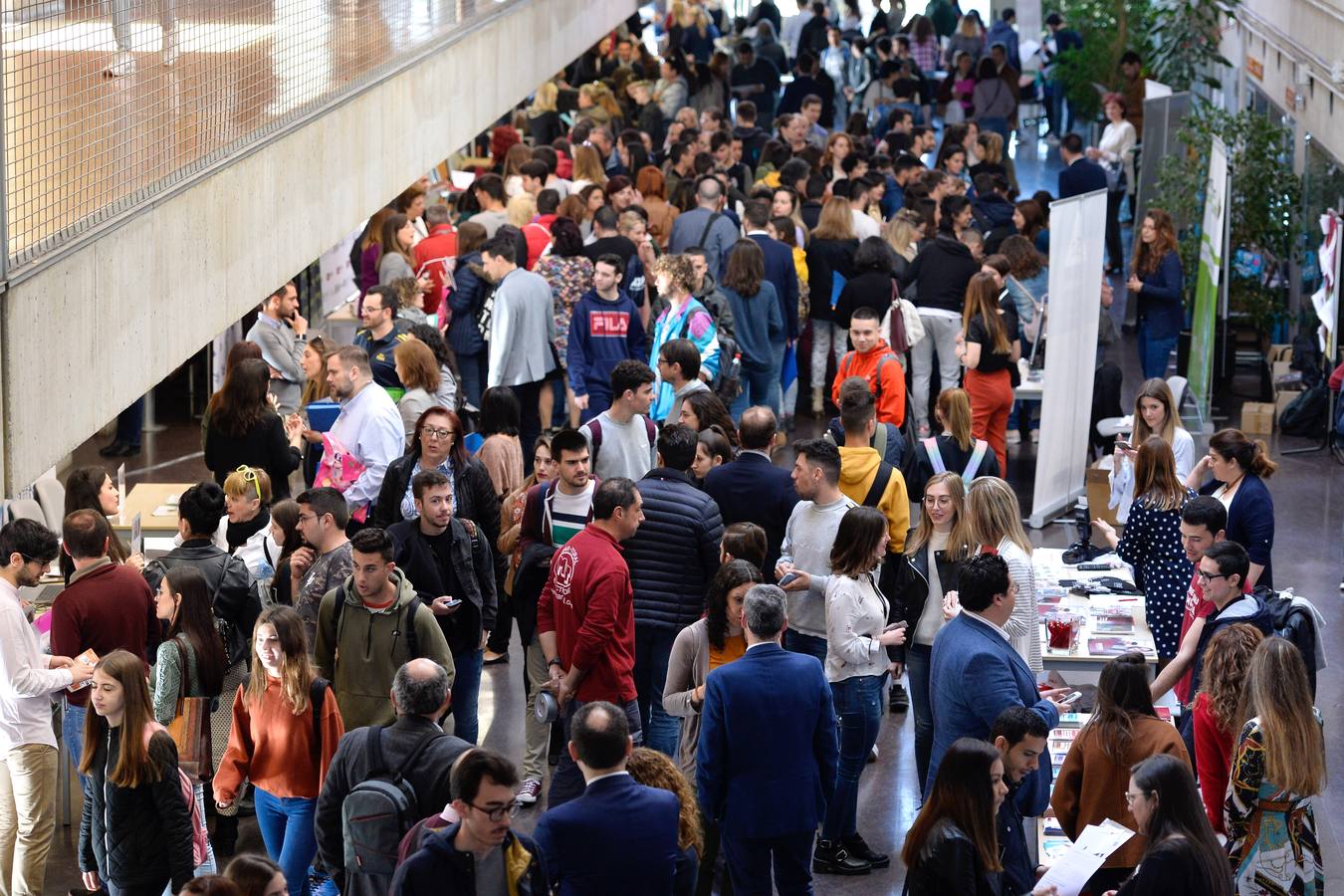 Empresarios, estudiantes y buscadores de empleo, en la feria celebrada ayer en la Facultad de Economía de la UMU.