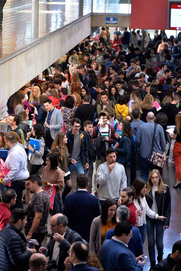 Empresarios, estudiantes y buscadores de empleo, en la feria celebrada ayer en la Facultad de Economía de la UMU.