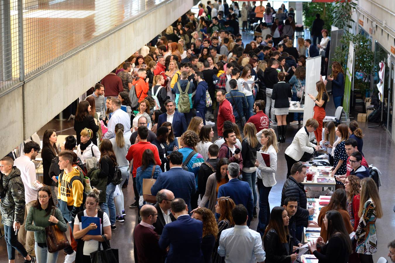 Empresarios, estudiantes y buscadores de empleo, en la feria celebrada ayer en la Facultad de Economía de la UMU.