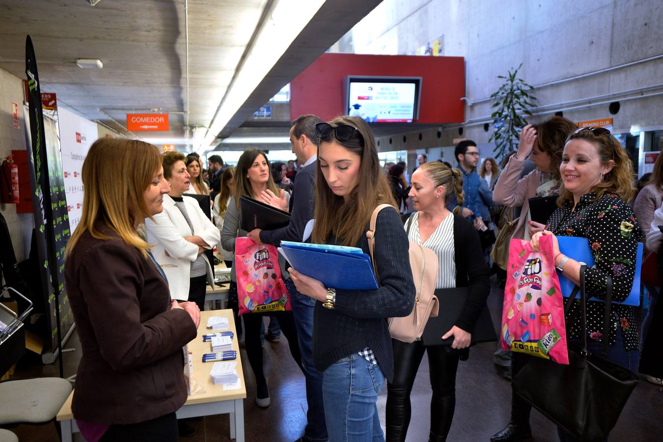 Empresarios, estudiantes y buscadores de empleo, en la feria celebrada ayer en la Facultad de Economía de la UMU.