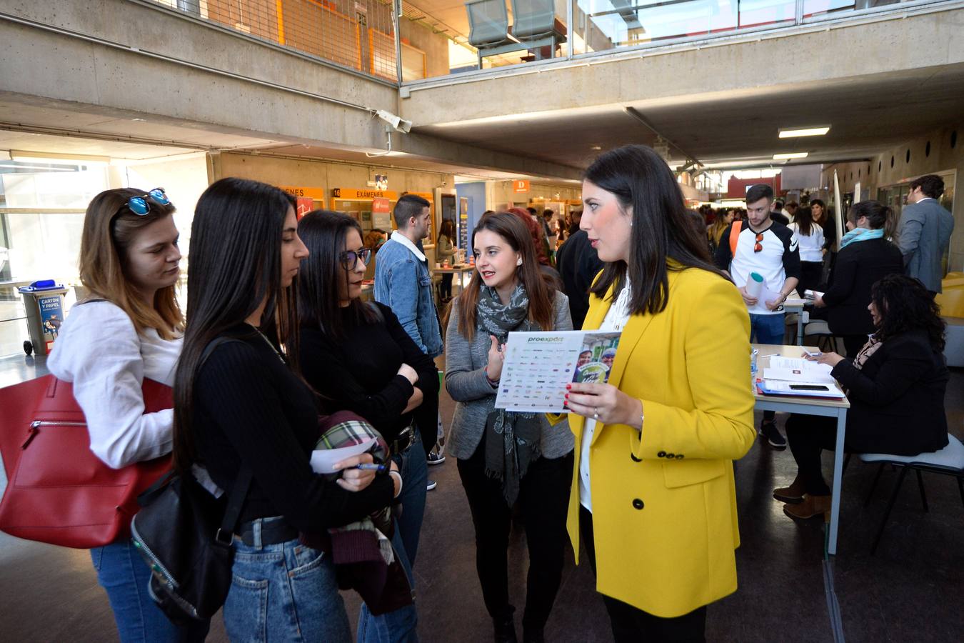 Empresarios, estudiantes y buscadores de empleo, en la feria celebrada ayer en la Facultad de Economía de la UMU.