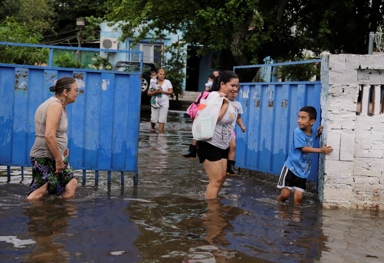 Los habitantes del Bañado Sur, una de las zonas de Asunción golpeadas por las inundaciones del río Paraguay, desconfían de las soluciones del Gobierno ante este problema cíclico, que ha obligado a unas 2.000 familias a dejar sus hogares y a la Junta Municipal a declarar el estado de emergencia.