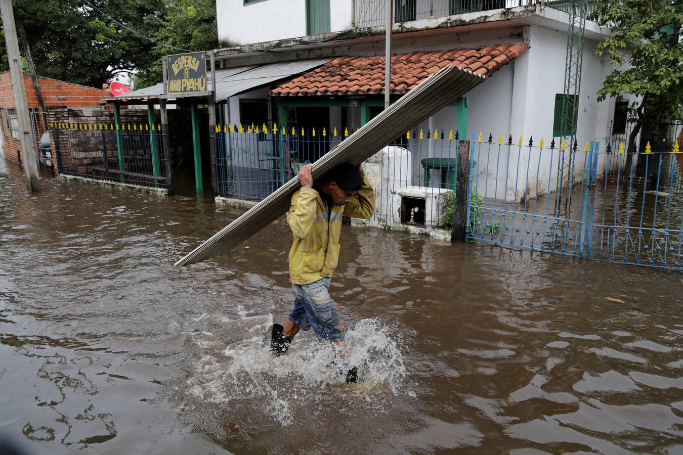 Los habitantes del Bañado Sur, una de las zonas de Asunción golpeadas por las inundaciones del río Paraguay, desconfían de las soluciones del Gobierno ante este problema cíclico, que ha obligado a unas 2.000 familias a dejar sus hogares y a la Junta Municipal a declarar el estado de emergencia.