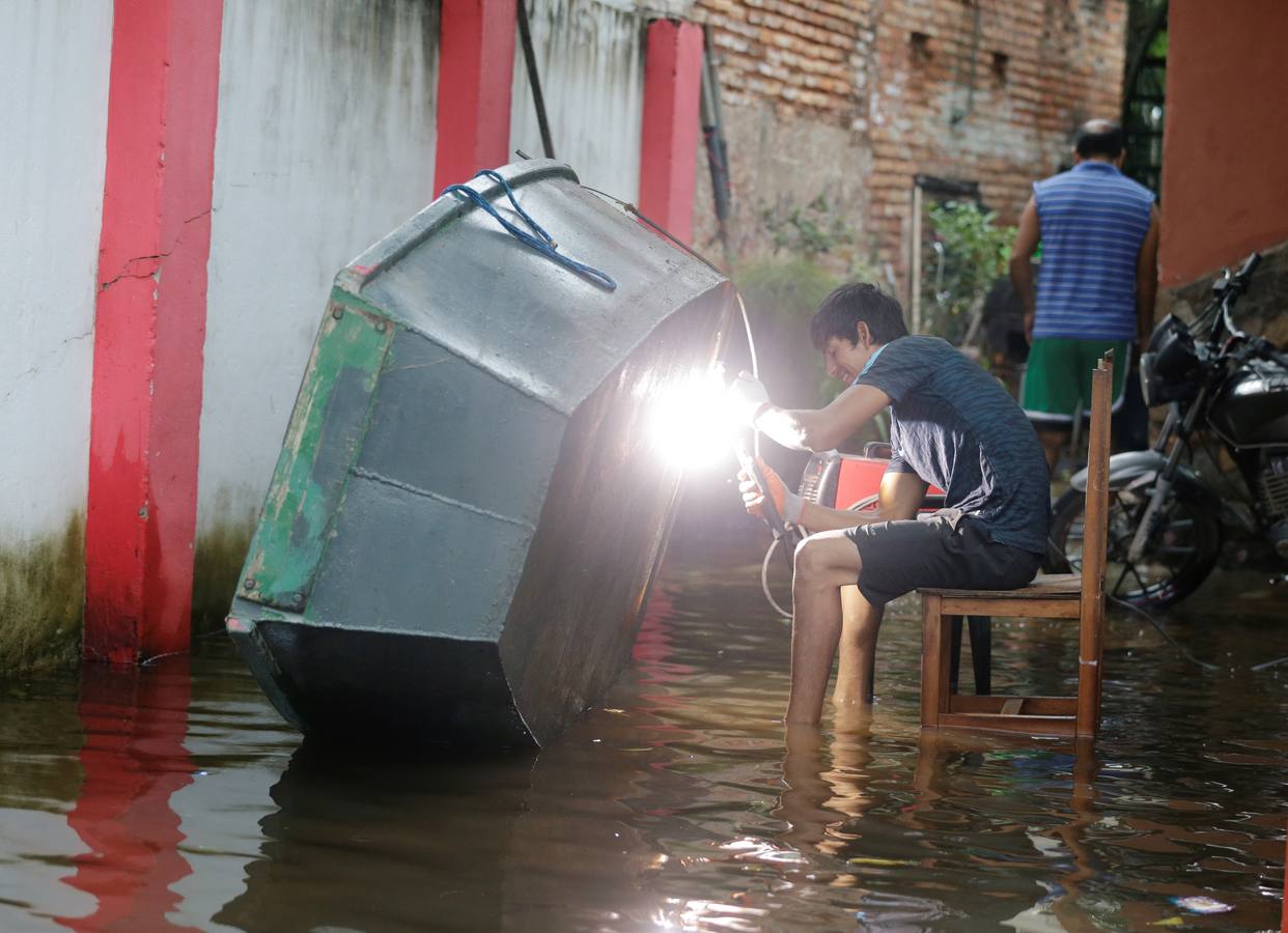 Los habitantes del Bañado Sur, una de las zonas de Asunción golpeadas por las inundaciones del río Paraguay, desconfían de las soluciones del Gobierno ante este problema cíclico, que ha obligado a unas 2.000 familias a dejar sus hogares y a la Junta Municipal a declarar el estado de emergencia.