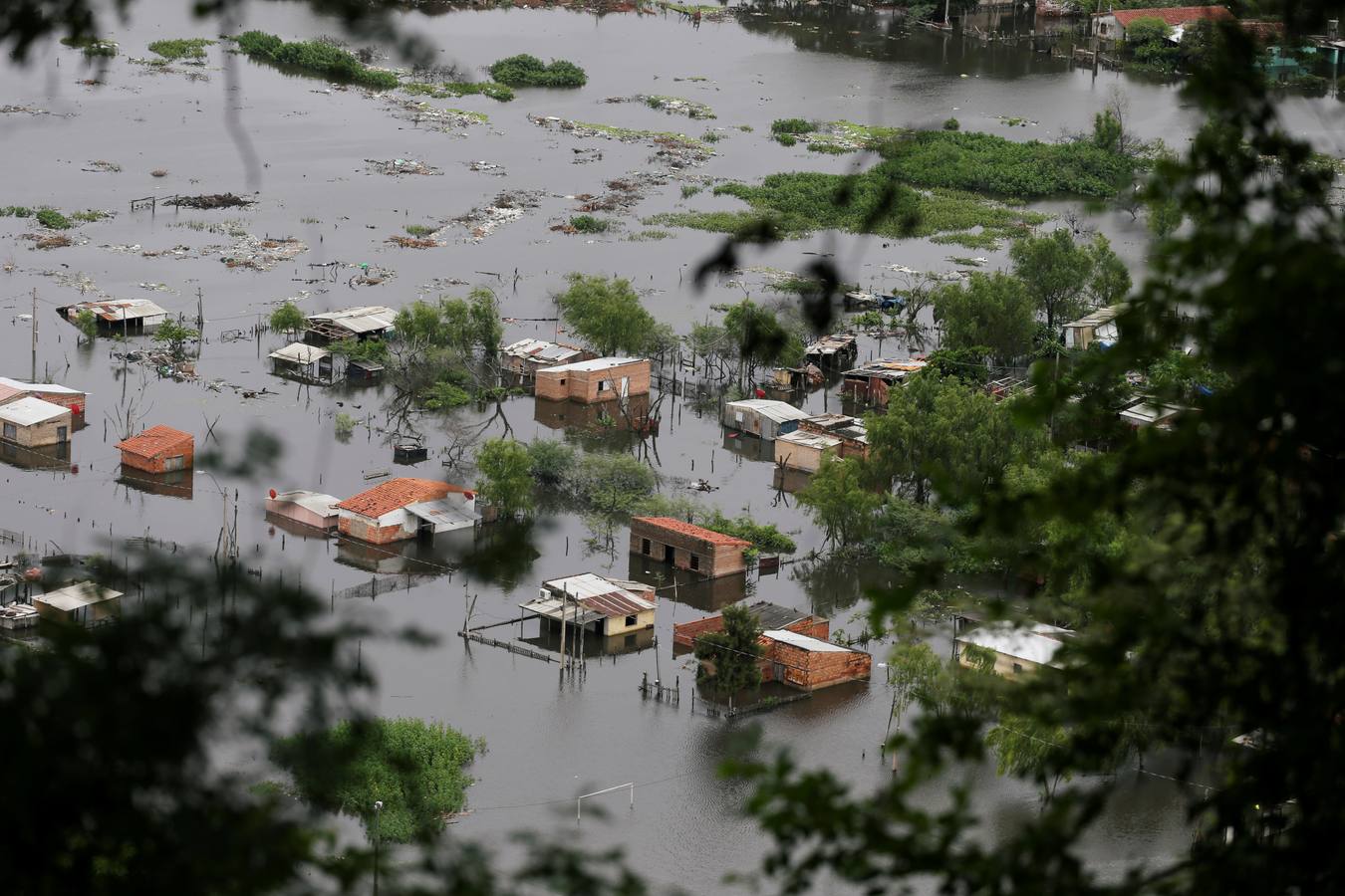 Los habitantes del Bañado Sur, una de las zonas de Asunción golpeadas por las inundaciones del río Paraguay, desconfían de las soluciones del Gobierno ante este problema cíclico, que ha obligado a unas 2.000 familias a dejar sus hogares y a la Junta Municipal a declarar el estado de emergencia.