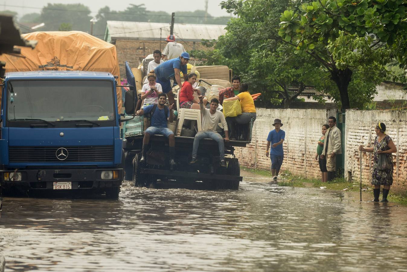 Los habitantes del Bañado Sur, una de las zonas de Asunción golpeadas por las inundaciones del río Paraguay, desconfían de las soluciones del Gobierno ante este problema cíclico, que ha obligado a unas 2.000 familias a dejar sus hogares y a la Junta Municipal a declarar el estado de emergencia.