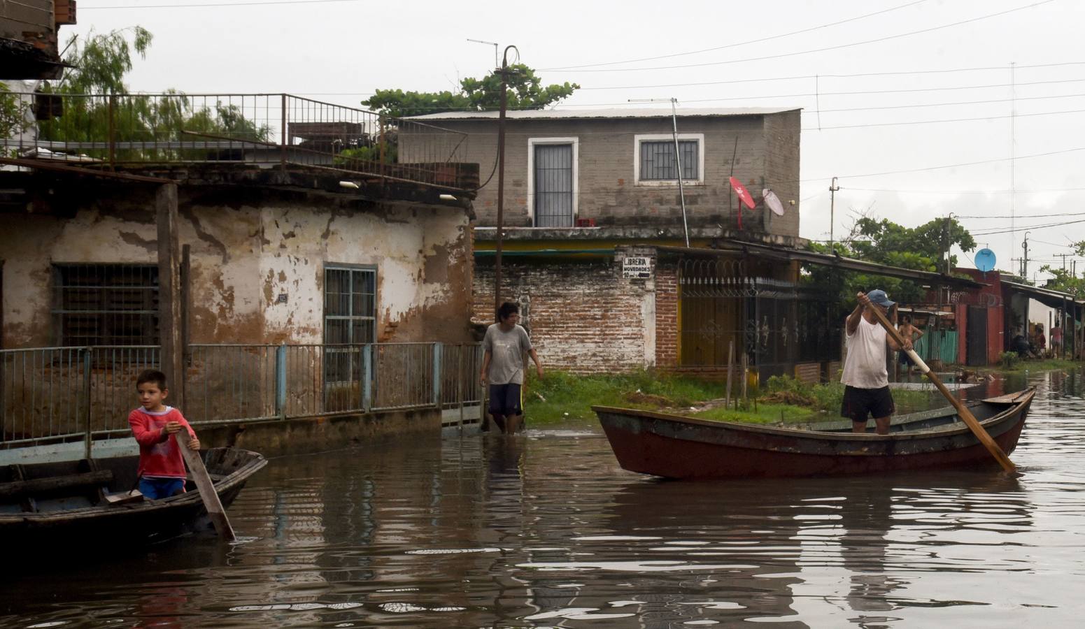 Los habitantes del Bañado Sur, una de las zonas de Asunción golpeadas por las inundaciones del río Paraguay, desconfían de las soluciones del Gobierno ante este problema cíclico, que ha obligado a unas 2.000 familias a dejar sus hogares y a la Junta Municipal a declarar el estado de emergencia.