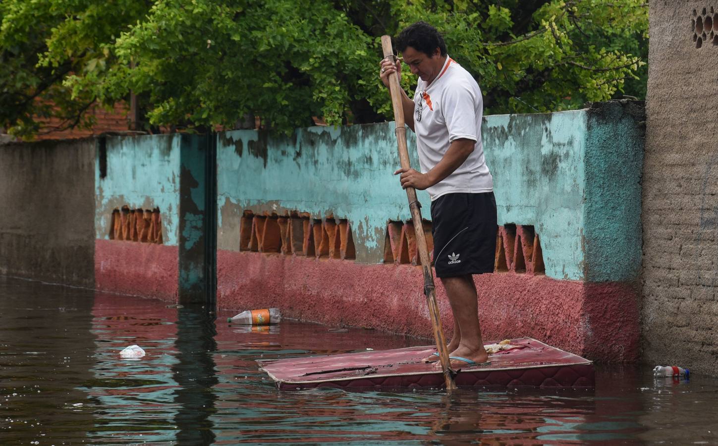 Los habitantes del Bañado Sur, una de las zonas de Asunción golpeadas por las inundaciones del río Paraguay, desconfían de las soluciones del Gobierno ante este problema cíclico, que ha obligado a unas 2.000 familias a dejar sus hogares y a la Junta Municipal a declarar el estado de emergencia.