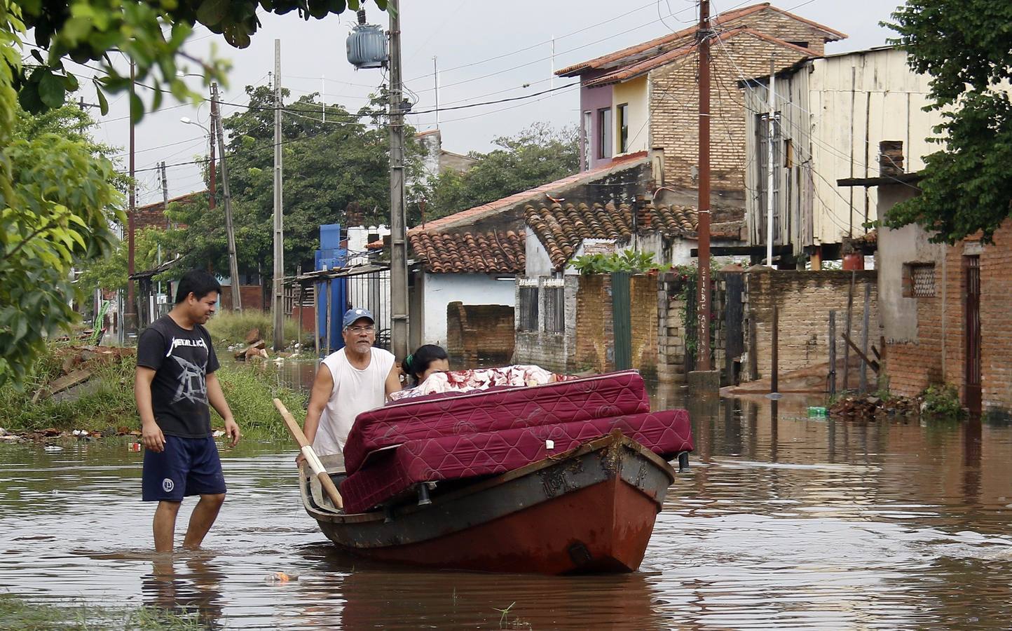 Los habitantes del Bañado Sur, una de las zonas de Asunción golpeadas por las inundaciones del río Paraguay, desconfían de las soluciones del Gobierno ante este problema cíclico, que ha obligado a unas 2.000 familias a dejar sus hogares y a la Junta Municipal a declarar el estado de emergencia.