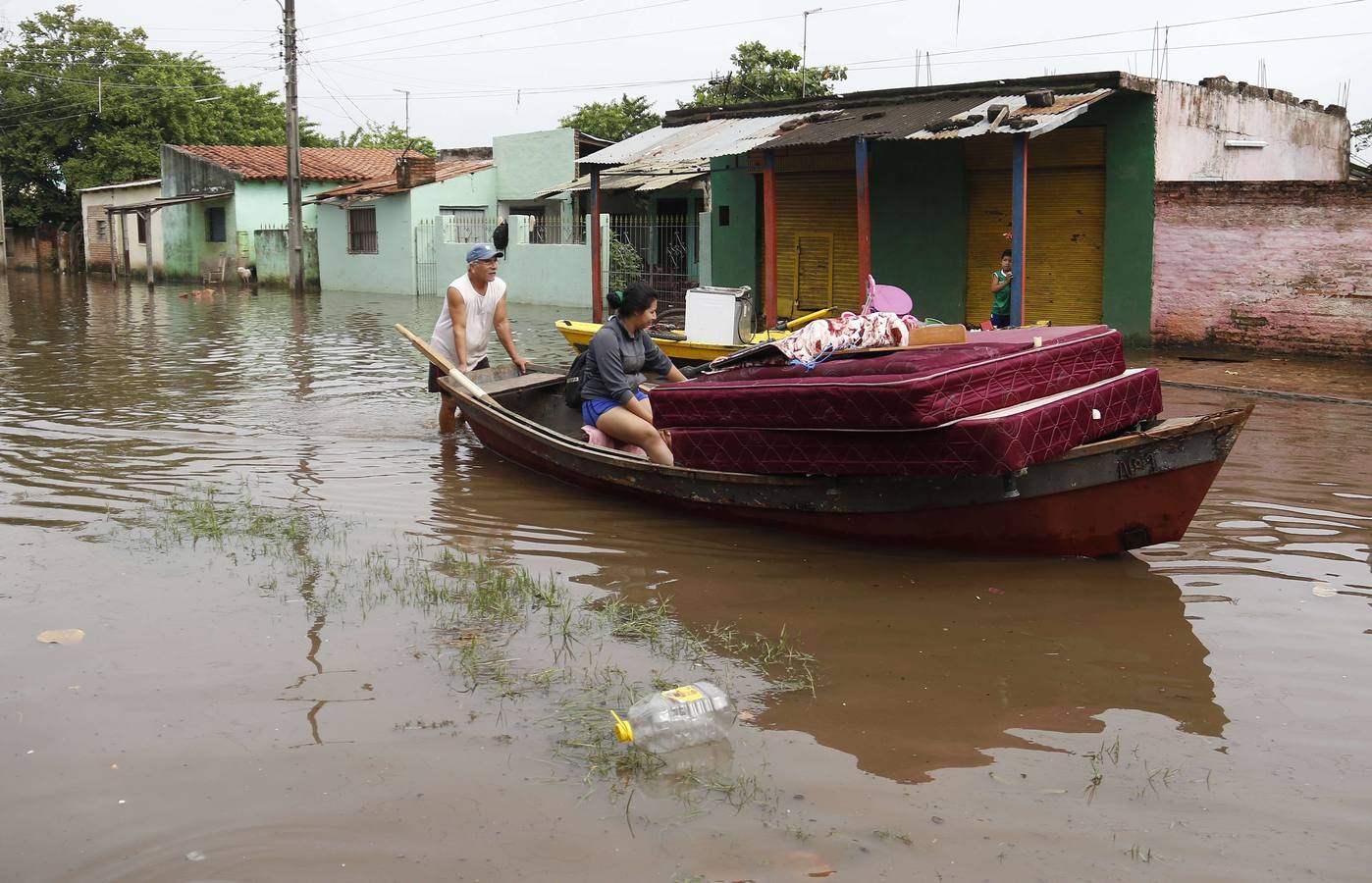 Los habitantes del Bañado Sur, una de las zonas de Asunción golpeadas por las inundaciones del río Paraguay, desconfían de las soluciones del Gobierno ante este problema cíclico, que ha obligado a unas 2.000 familias a dejar sus hogares y a la Junta Municipal a declarar el estado de emergencia.