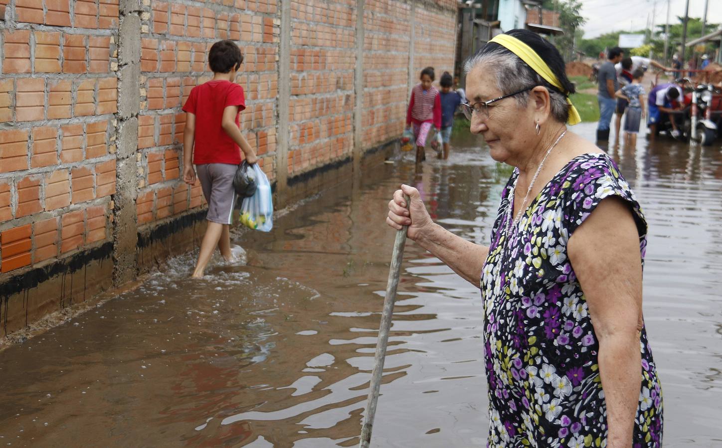 Los habitantes del Bañado Sur, una de las zonas de Asunción golpeadas por las inundaciones del río Paraguay, desconfían de las soluciones del Gobierno ante este problema cíclico, que ha obligado a unas 2.000 familias a dejar sus hogares y a la Junta Municipal a declarar el estado de emergencia.