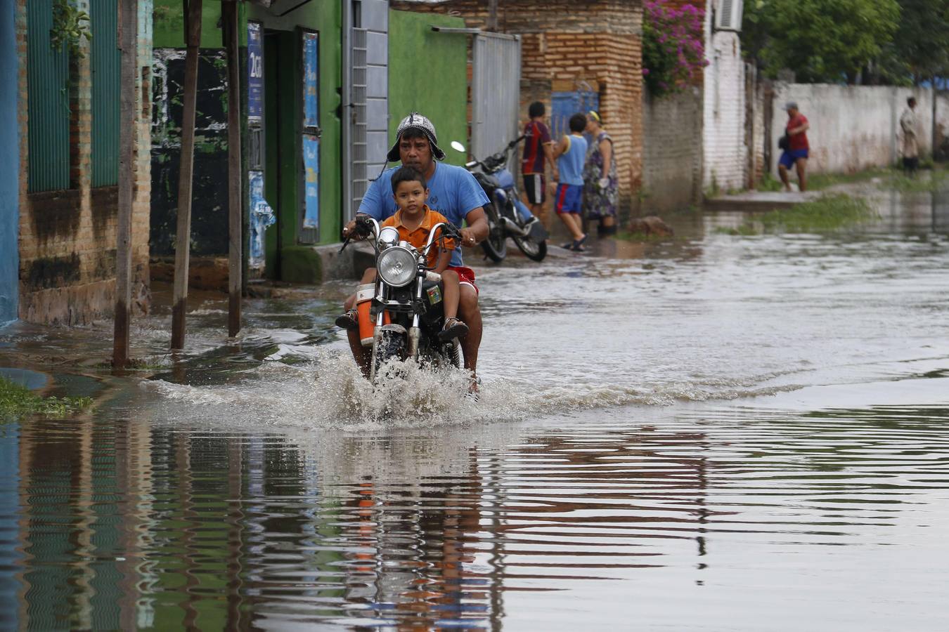 Los habitantes del Bañado Sur, una de las zonas de Asunción golpeadas por las inundaciones del río Paraguay, desconfían de las soluciones del Gobierno ante este problema cíclico, que ha obligado a unas 2.000 familias a dejar sus hogares y a la Junta Municipal a declarar el estado de emergencia.