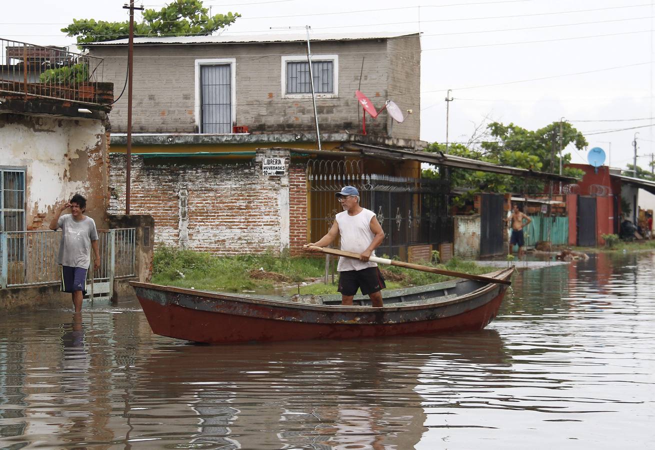 Los habitantes del Bañado Sur, una de las zonas de Asunción golpeadas por las inundaciones del río Paraguay, desconfían de las soluciones del Gobierno ante este problema cíclico, que ha obligado a unas 2.000 familias a dejar sus hogares y a la Junta Municipal a declarar el estado de emergencia.