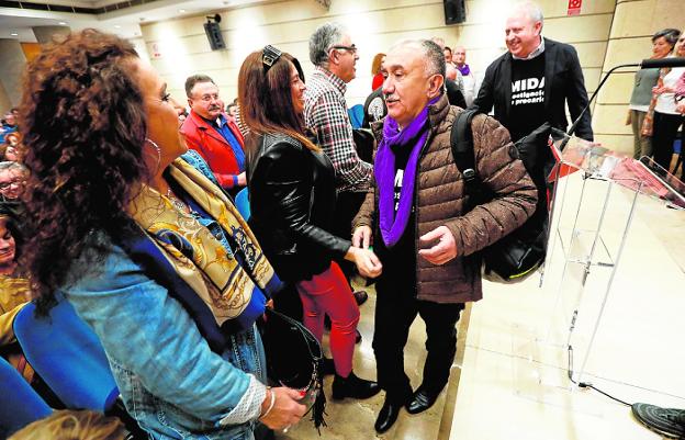 José Álvarez, ayer, saludando a varios asistentes, a su llegada a la reunión de UGT. 