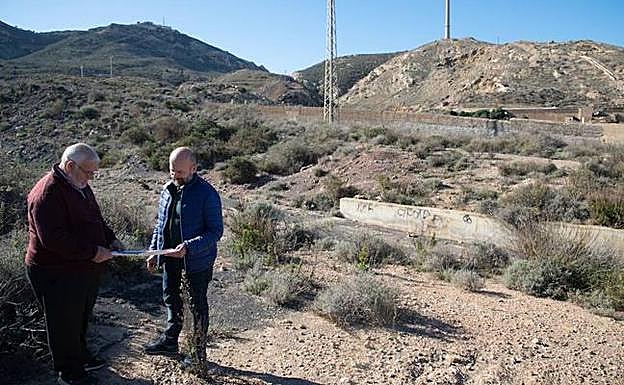 Inspección en los antiguos terrenos de la fundición de plomo de Peñarroya. 