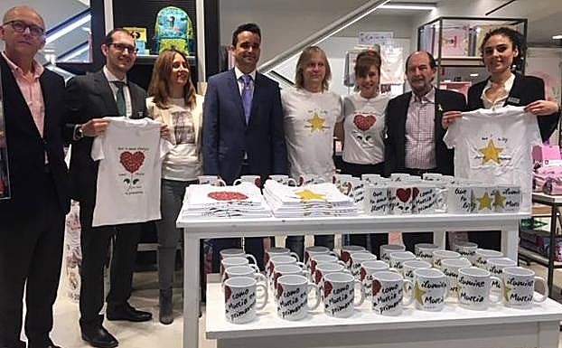 Presentación de las tazas y camisetas solidarias llevada a cabo en el Corte Inglés de Murcia, este viernes.