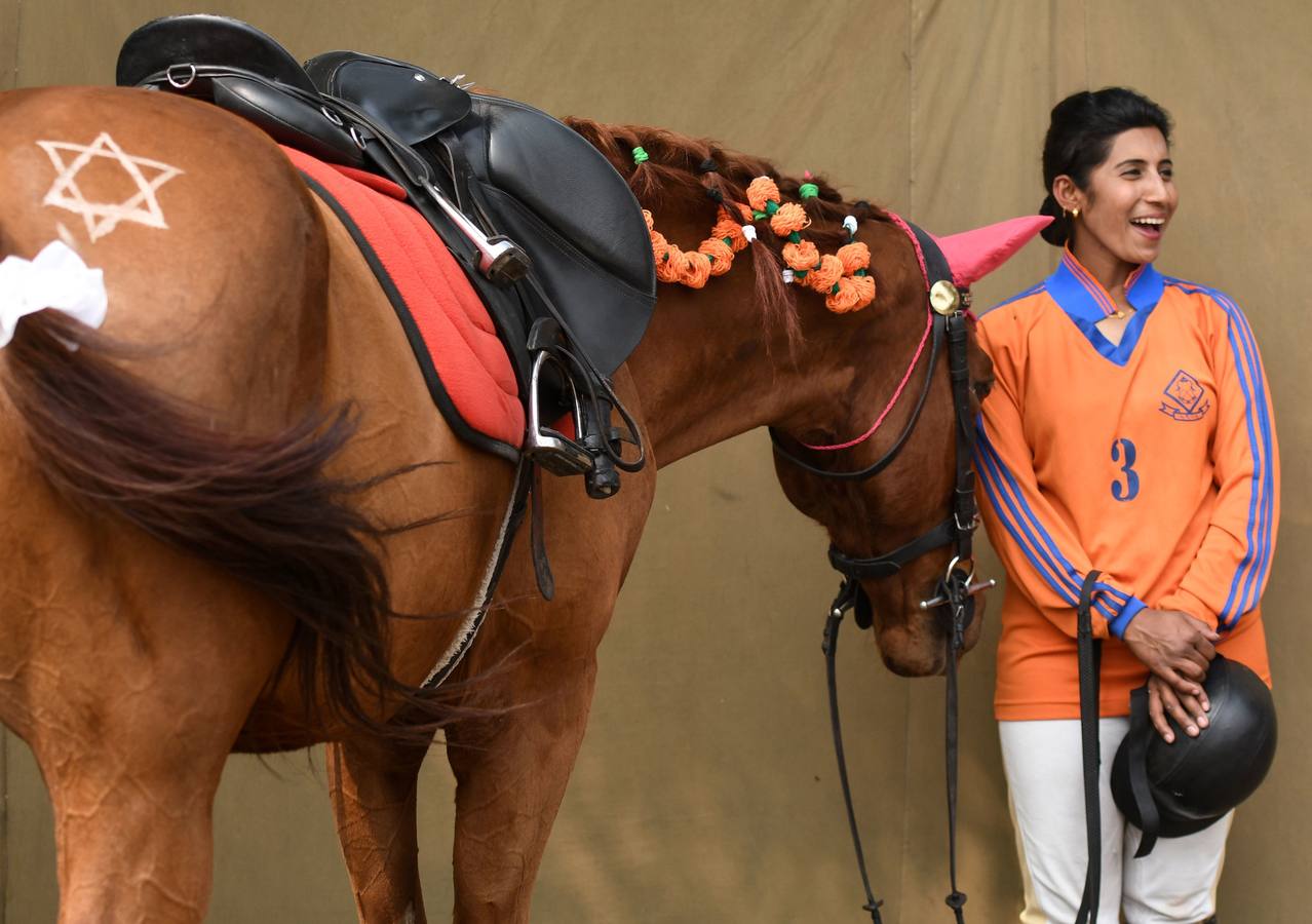 Celebración del tradicional festival hípico Ghode Jatra en Katmandú (Nepal). Este evento lo organiza el Ejército nepalés para alejar a los demonios. Miles de ciudadanos de todo el país asisten al festival.