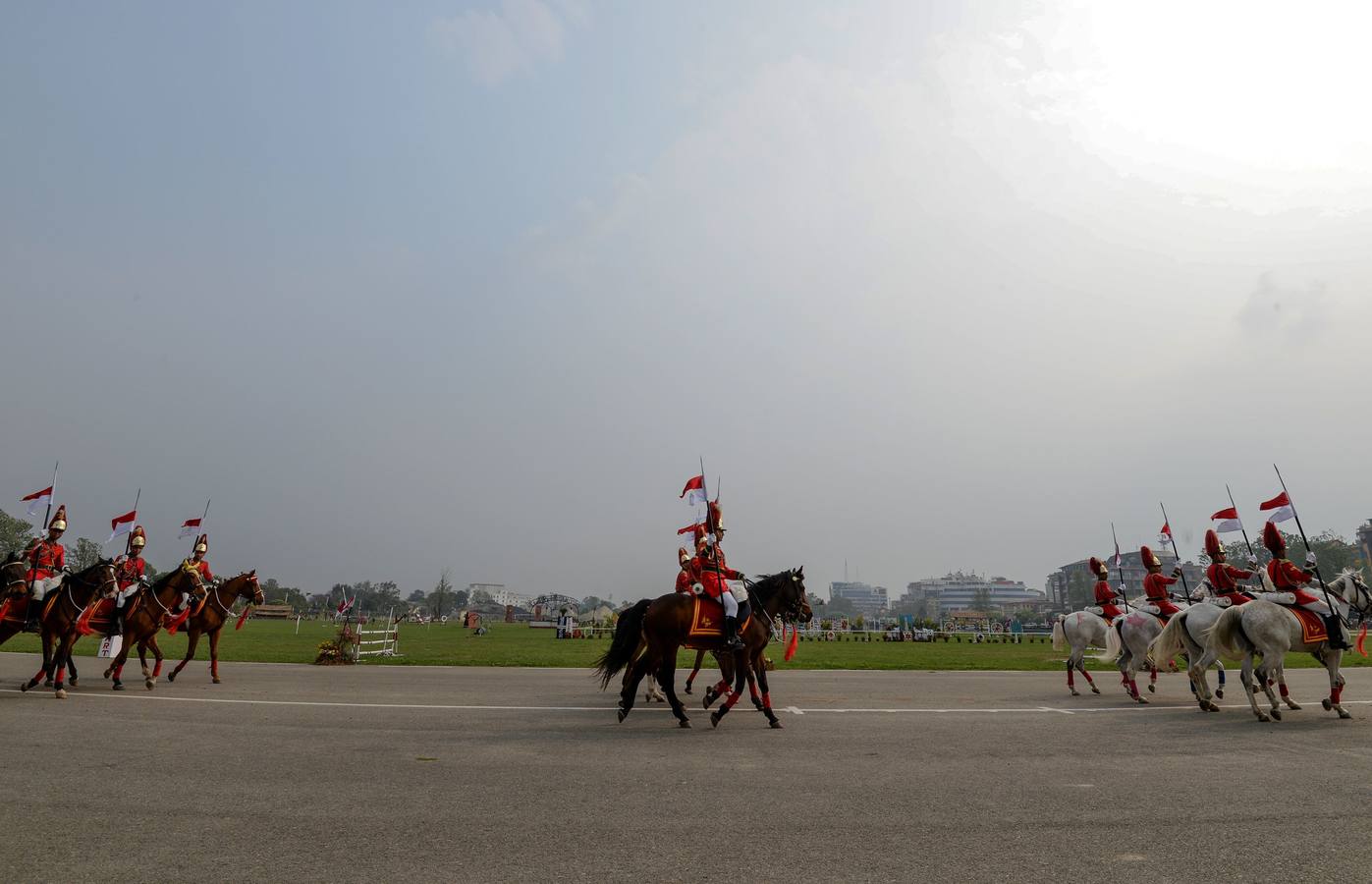 Celebración del tradicional festival hípico Ghode Jatra en Katmandú (Nepal). Este evento lo organiza el Ejército nepalés para alejar a los demonios. Miles de ciudadanos de todo el país asisten al festival.