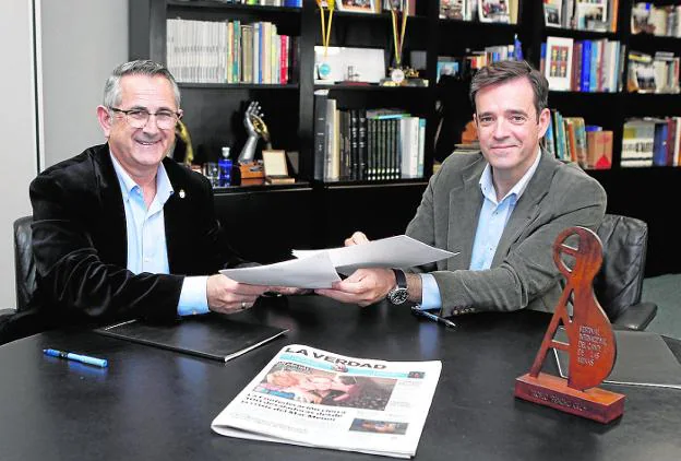 El alcalde de La Unión, Pedro López Milán, y el director general de 'La Verdad', Antonio González, firman el convenio. 