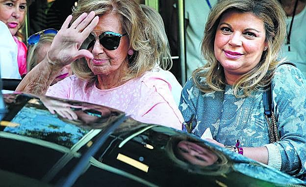 María Teresa Campos y su hija Terelu, a la salida del hospital tras el ictus que sufrió la veterana presentadora en mayo de 2017. 
