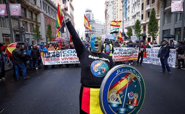 Cabecera de la manifestación de policías y guardias civiles, en la Gran Vía de Madrid.