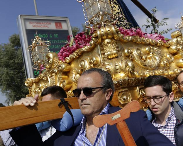 El torero Pepe Soler, entre los estantes del Cristo de los Toreros. 