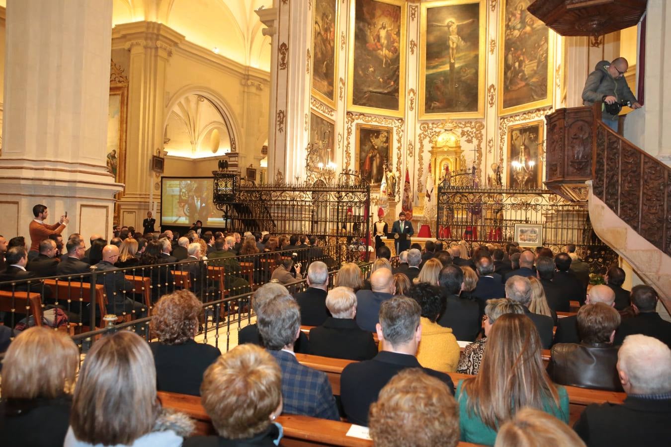 El presidente regional recurre a vivencias personales y a su experiencia como cofrade en el pregón de las procesiones 