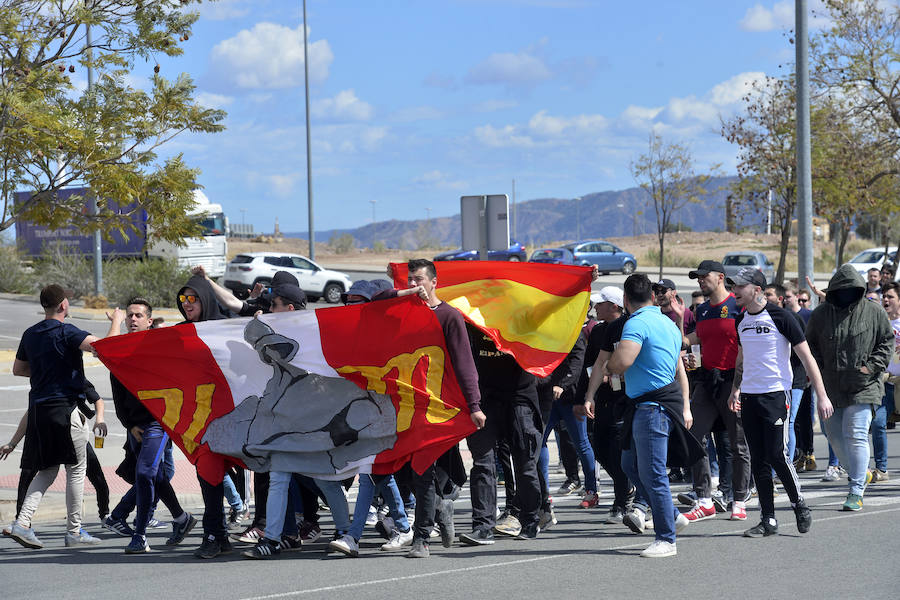 La afición grana arropó a su equipo a la salida de Nueva Condomina