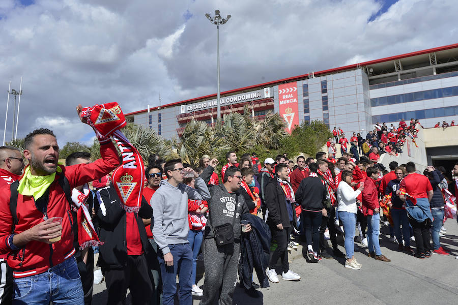 La afición grana arropó a su equipo a la salida de Nueva Condomina