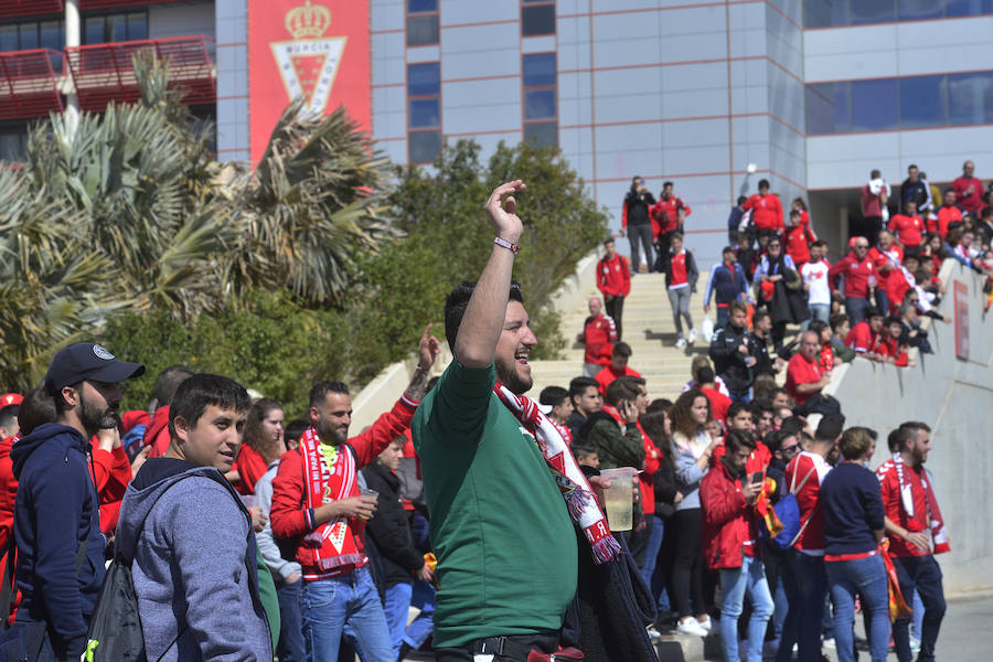 La afición grana arropó a su equipo a la salida de Nueva Condomina