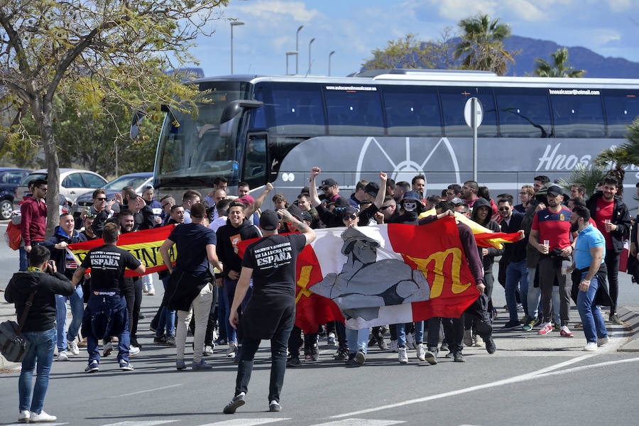 La afición grana arropó a su equipo a la salida de Nueva Condomina