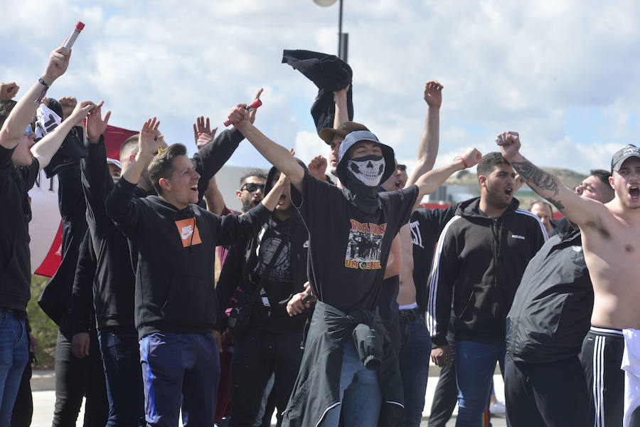 La afición grana arropó a su equipo a la salida de Nueva Condomina