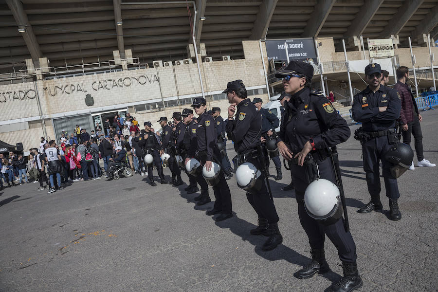 Los cánticos enfrentados de albinegros y granas protagonizan la previa del partido en el Cartagonova