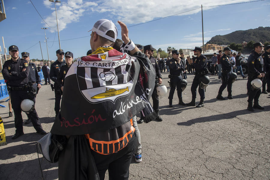 Los cánticos enfrentados de albinegros y granas protagonizan la previa del partido en el Cartagonova
