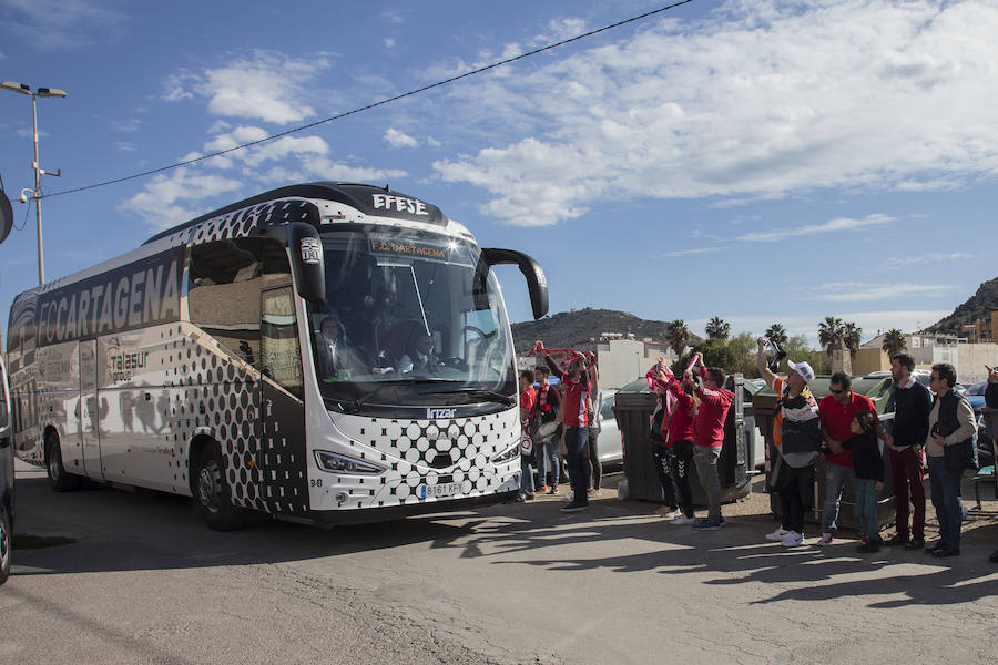 Los cánticos enfrentados de albinegros y granas protagonizan la previa del partido en el Cartagonova
