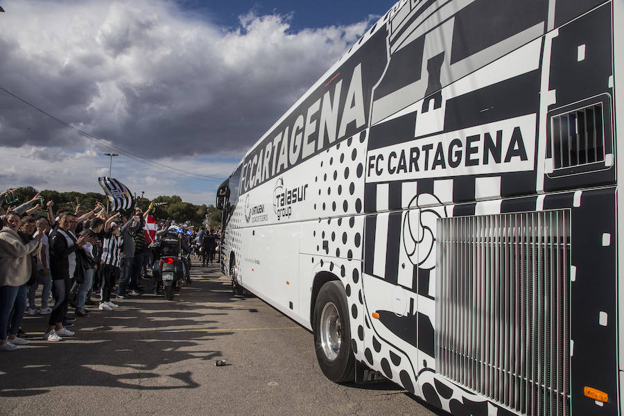 Los cánticos enfrentados de albinegros y granas protagonizan la previa del partido en el Cartagonova