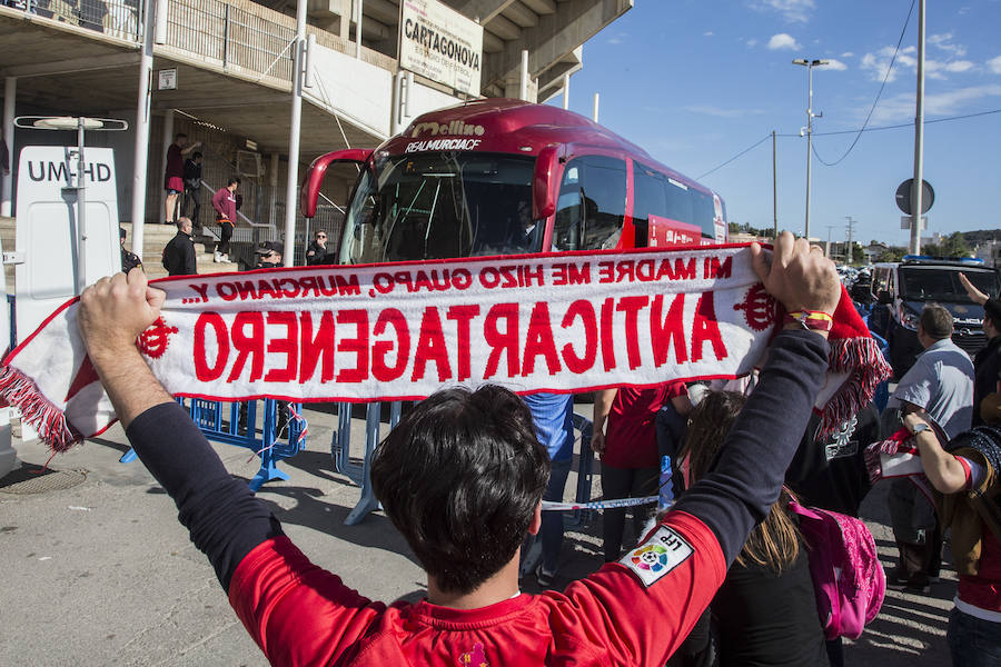 Los cánticos enfrentados de albinegros y granas protagonizan la previa del partido en el Cartagonova