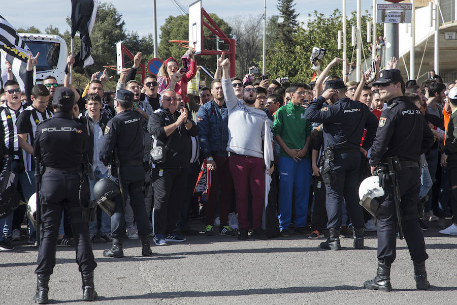 Los cánticos enfrentados de albinegros y granas protagonizan la previa del partido en el Cartagonova