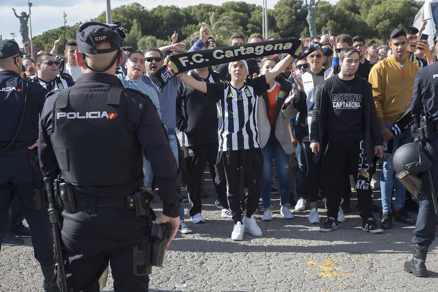 Los cánticos enfrentados de albinegros y granas protagonizan la previa del partido en el Cartagonova