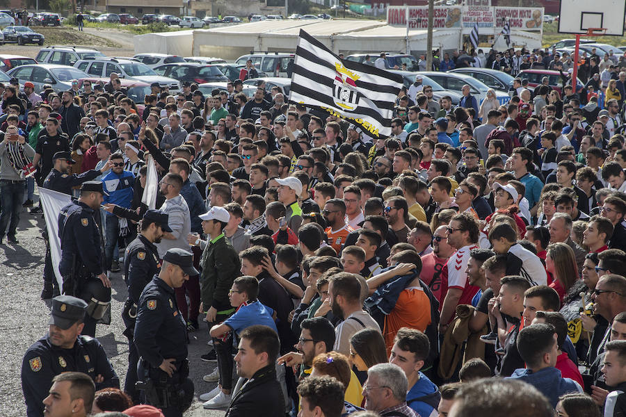 Los cánticos enfrentados de albinegros y granas protagonizan la previa del partido en el Cartagonova