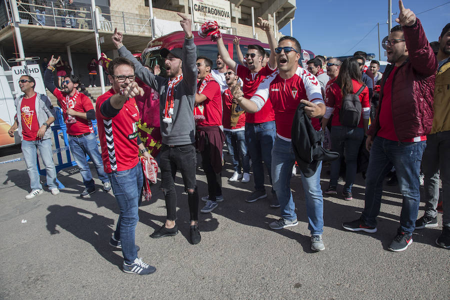 Los cánticos enfrentados de albinegros y granas protagonizan la previa del partido en el Cartagonova