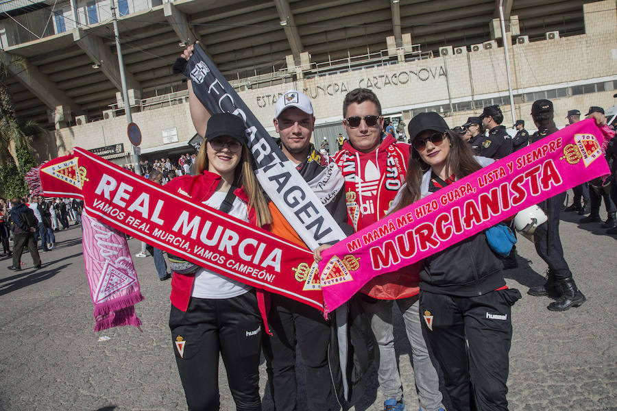 Los cánticos enfrentados de albinegros y granas protagonizan la previa del partido en el Cartagonova