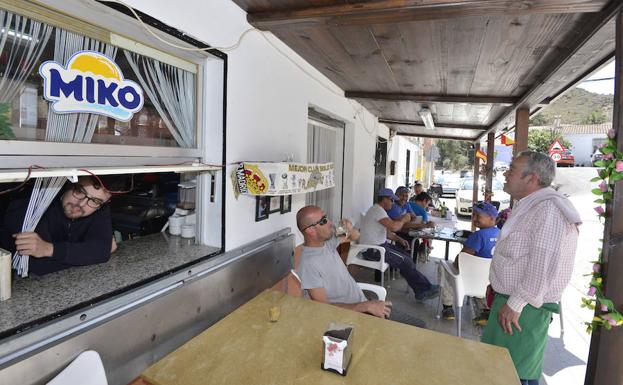 La terraza del bar enfrente de la iglesia de Canara. 